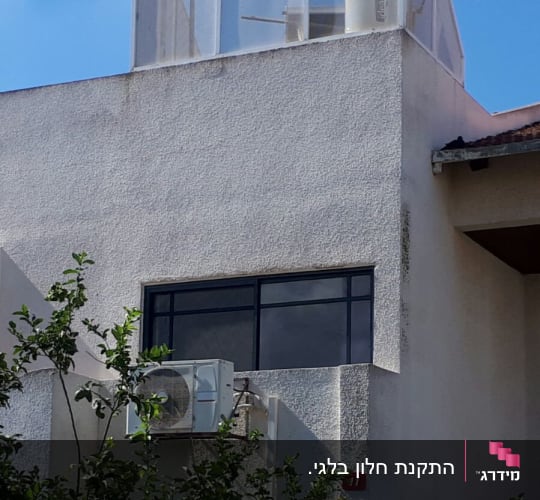 מבנה אלומיניום על גג עם דוד שמש